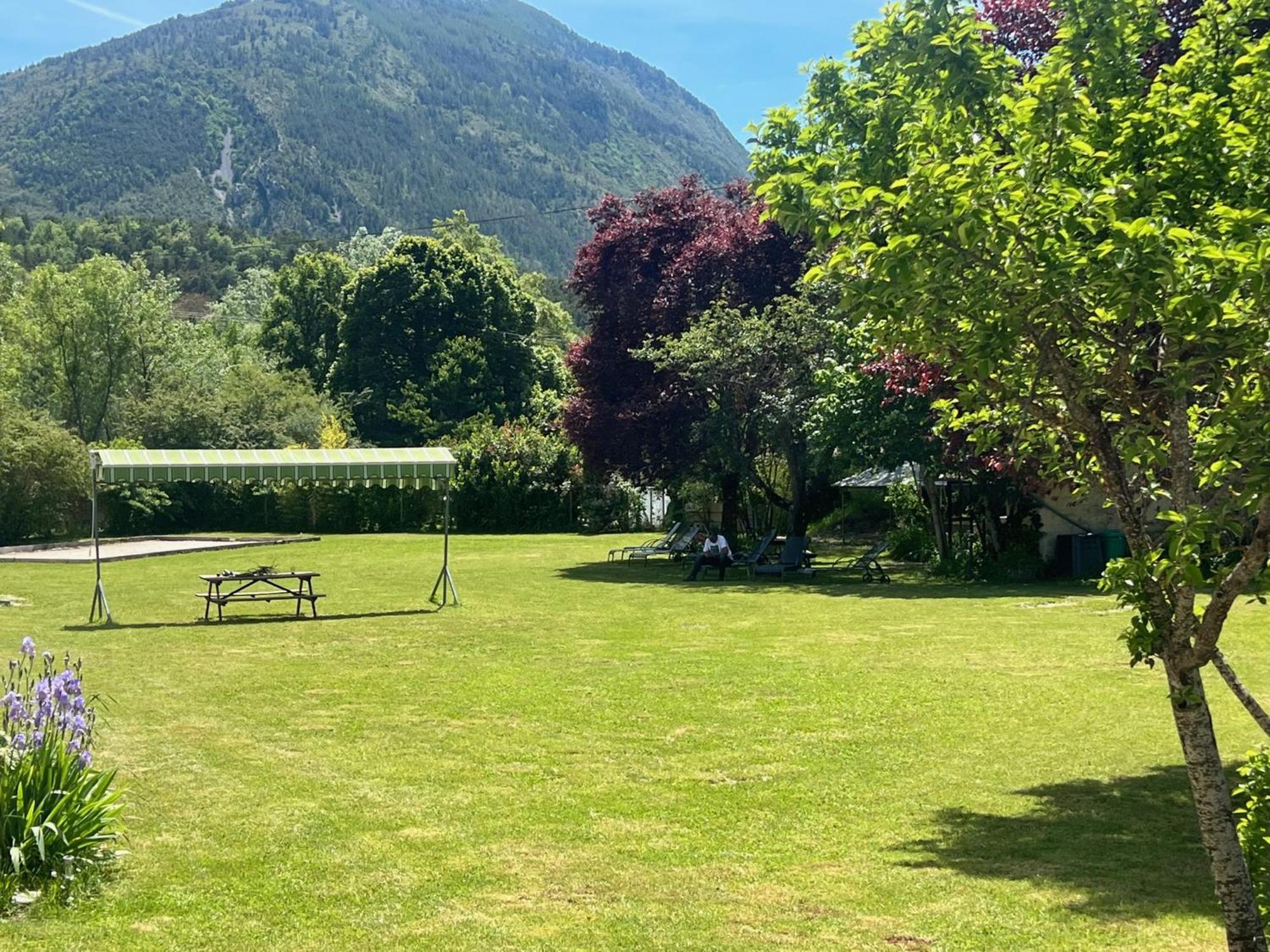 L'Oustaou Castellane Hostel ภายนอก รูปภาพ