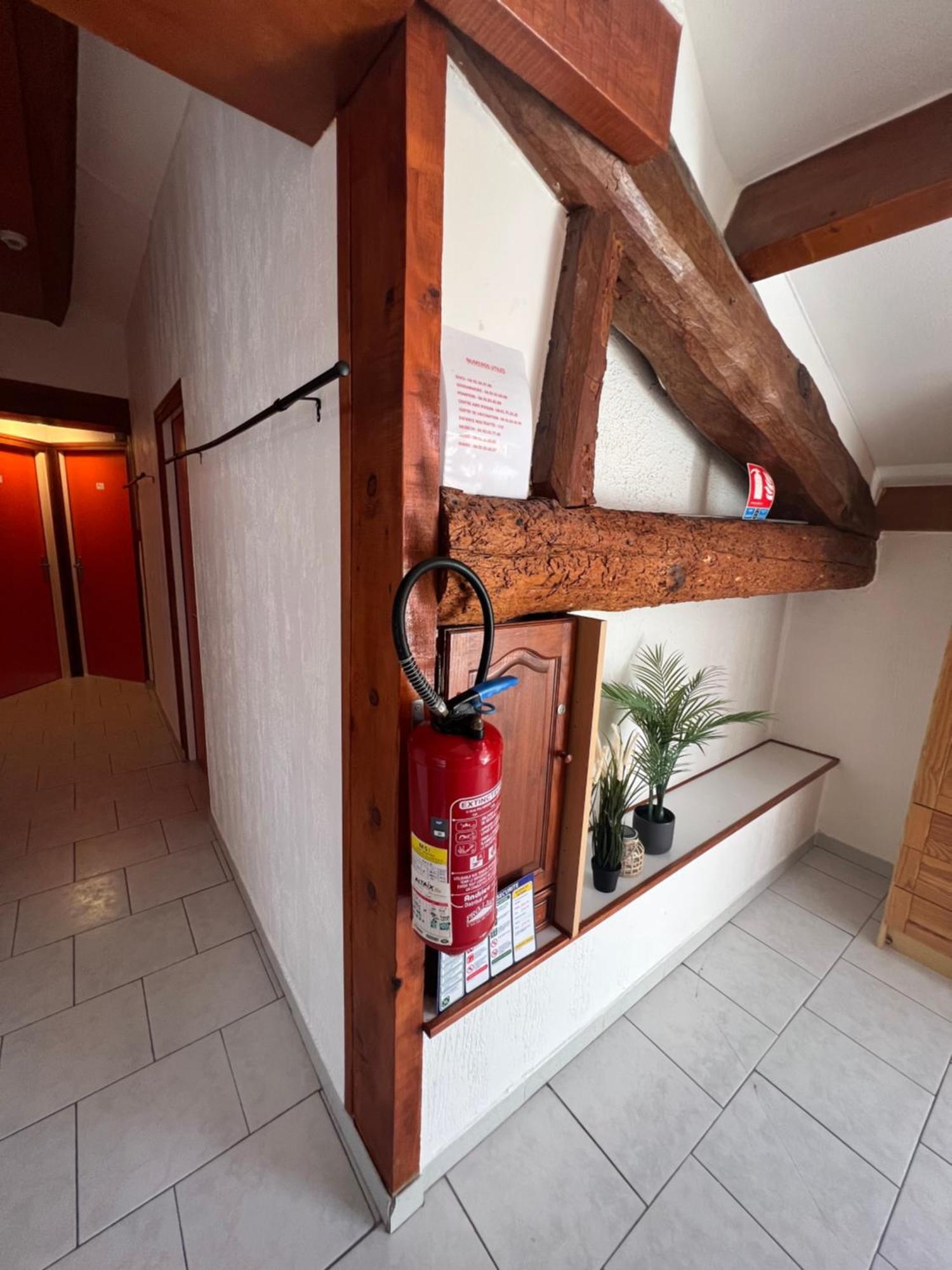 L'Oustaou Castellane Hostel ภายนอก รูปภาพ