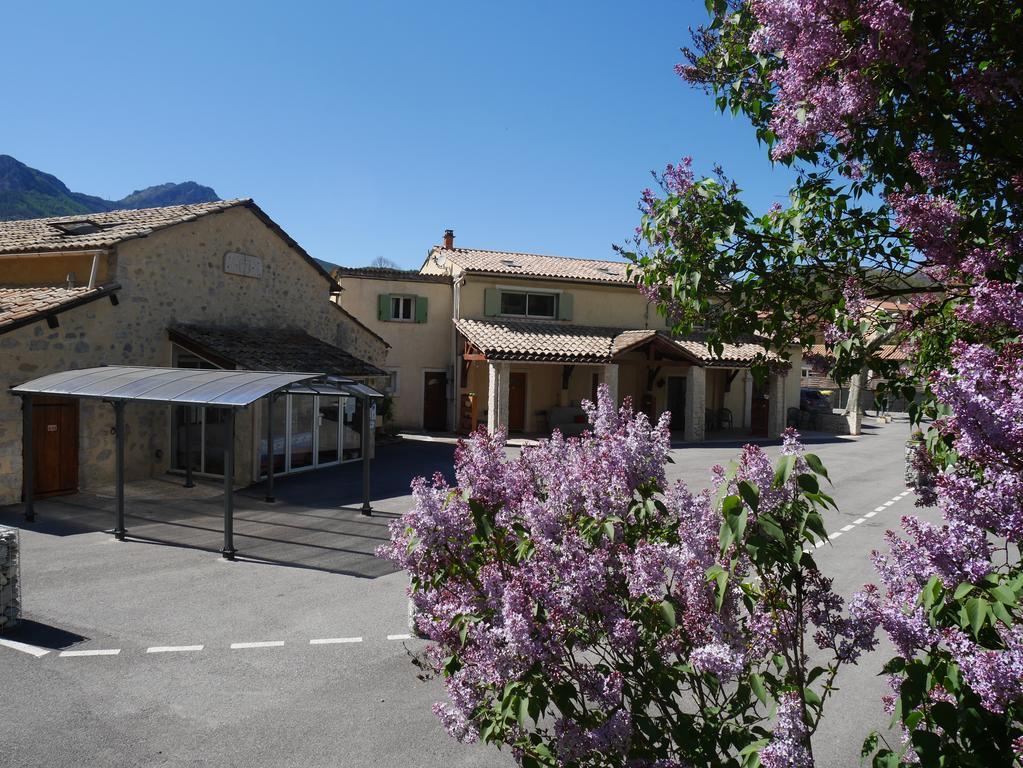 L'Oustaou Castellane Hostel ภายนอก รูปภาพ
